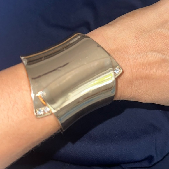 🆕Noir Gold Cuff Bracelet - Picture 1 of 4
